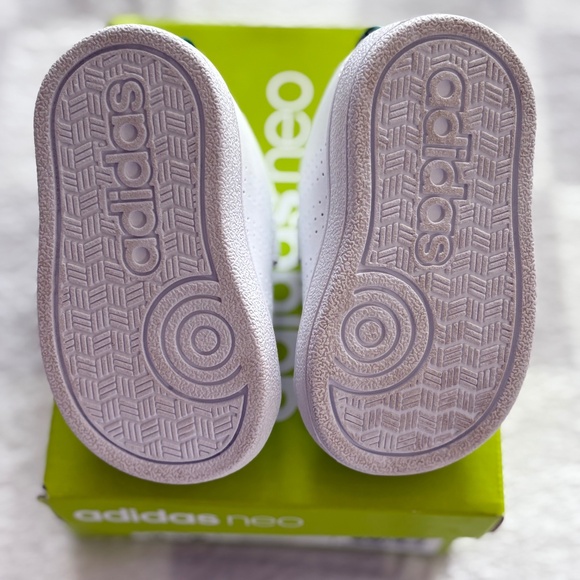 Kids Adidas white sneakers. Green stripe accent. Size 3K 9-12 months - Picture 8 of 9